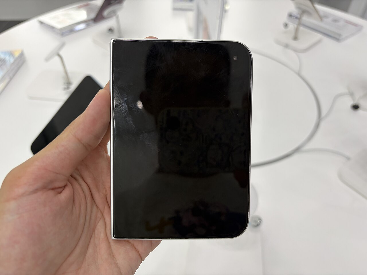 ภาพประกอบ: IPhone Duo front