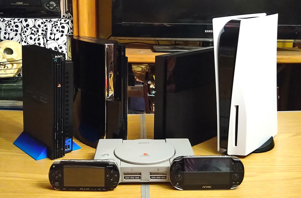 ภาพประกอบ: All PlayStations (1-5, PSP, & Vita)