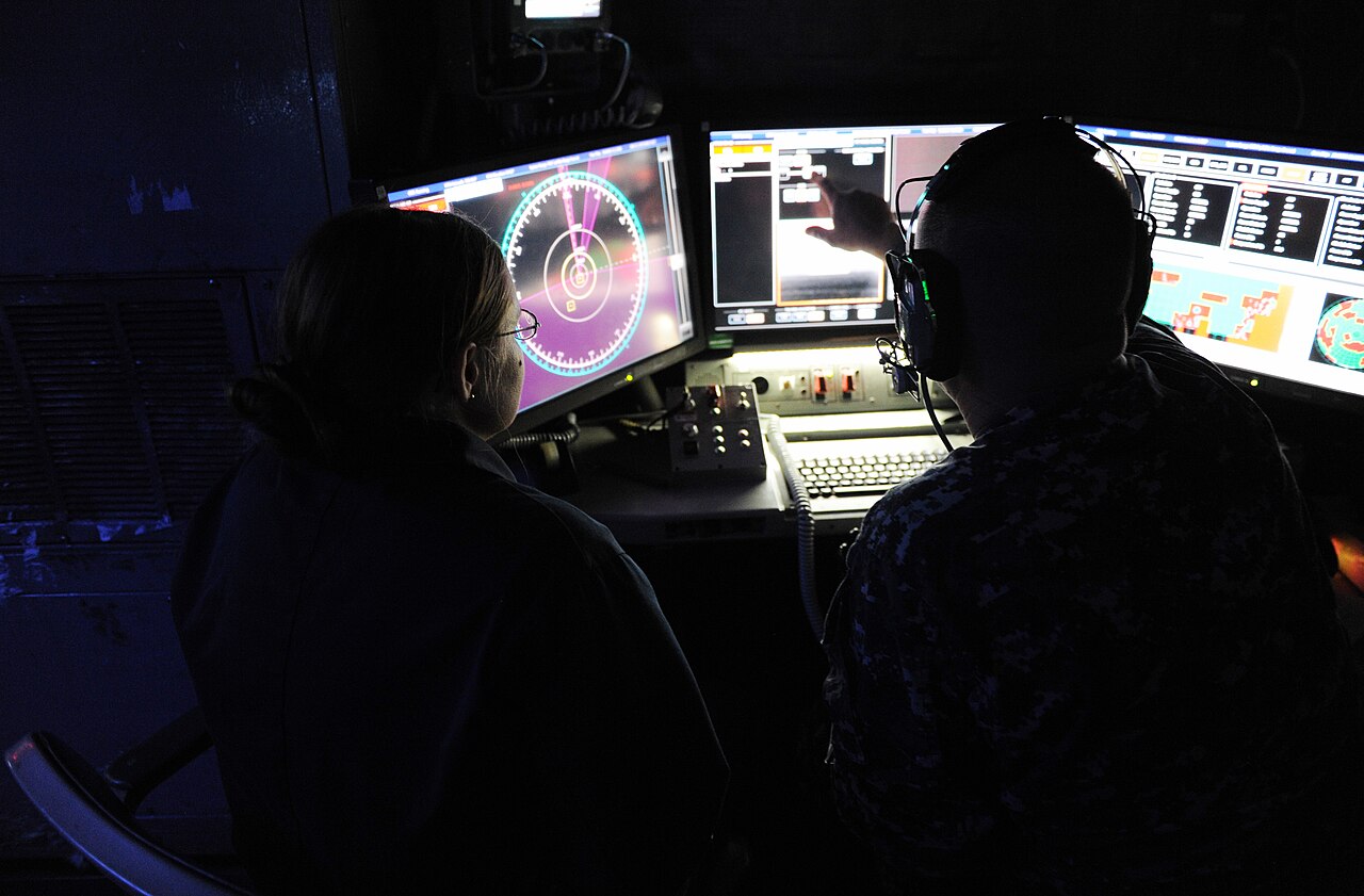ภาพประกอบ: Laser Weapon System control station aboard USS Ponce (AFSB(I)-15) in November 2014 (02)